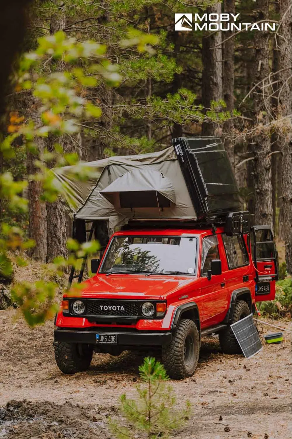 Land Cruiser série 70 équipé d'une tente de toit Moby Mountain en forêt