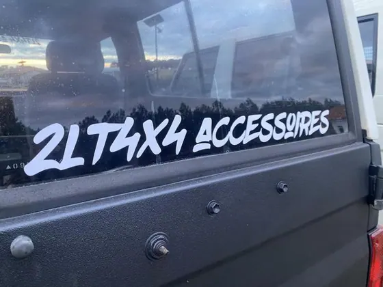 Autocollants : Lettrage blanc "2LT4x4 Accessoires" - Pare-brise et carrosserie