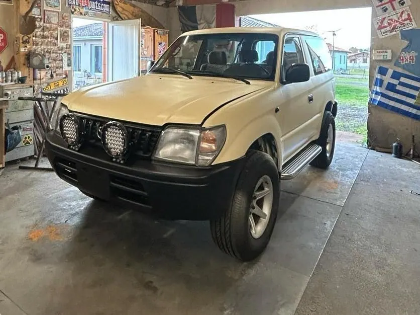Un KZJ90 en préparation à l'atelier